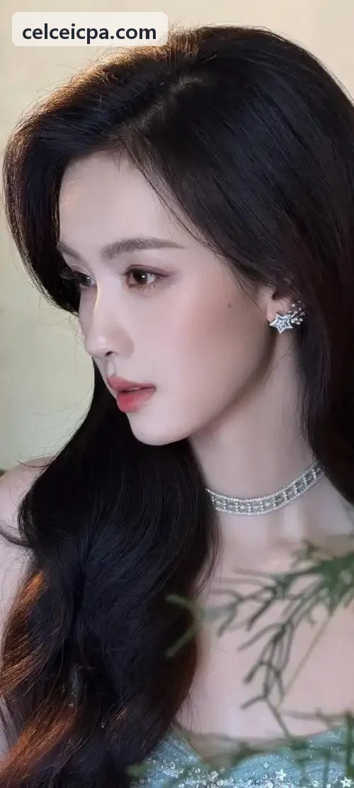 别墅铝木系统门窗庭院立面，入户门与落地窗同一套型材语言